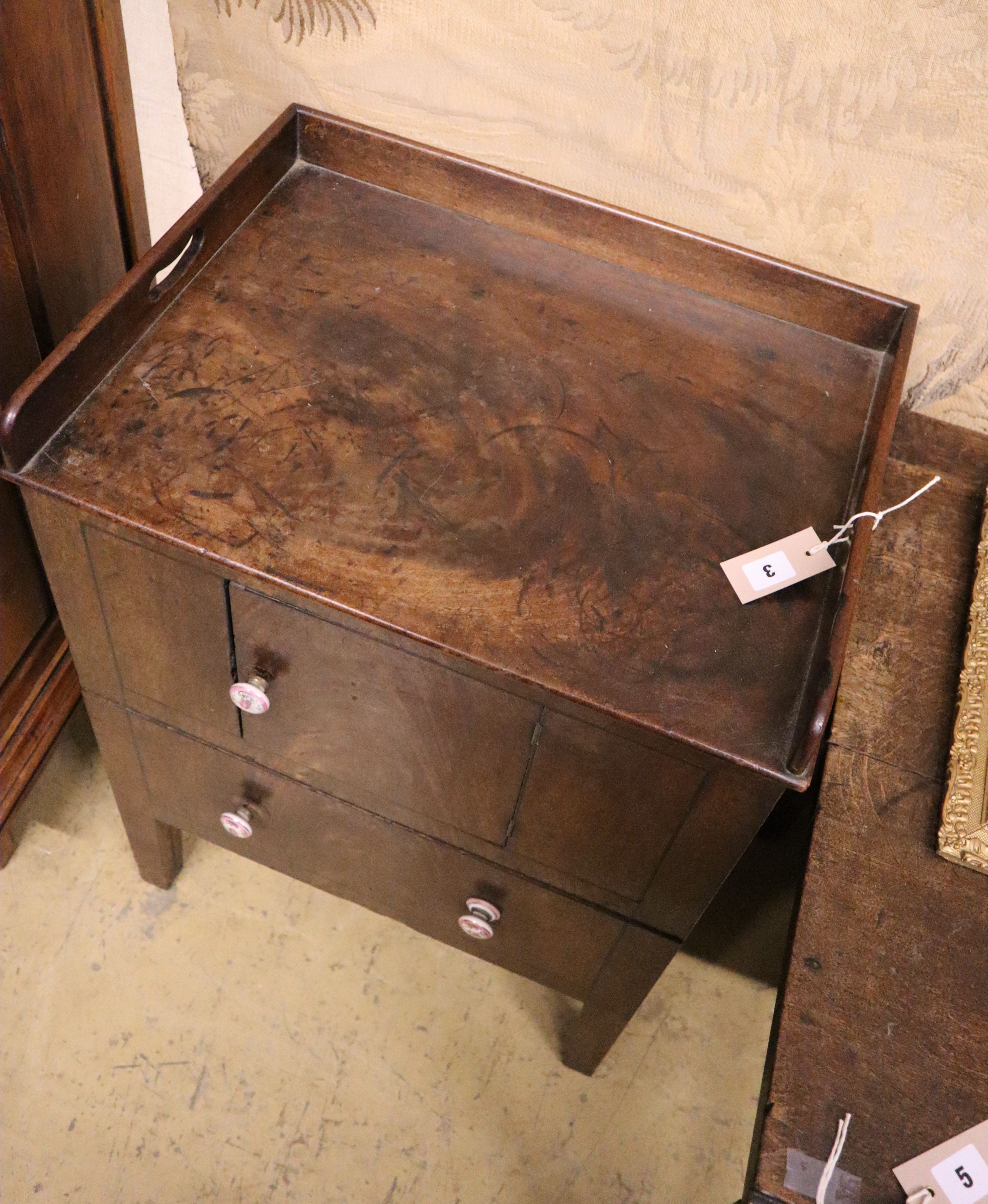 A George III mahogany wash stand, width 56cm, depth 43cm, height 78cm